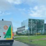 gebouw RENDO met op de voorgrond monteursbus