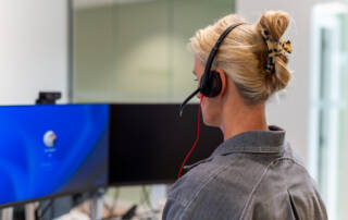 Collega achter de laptop